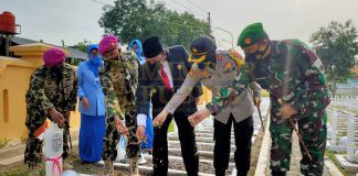 Komandan Korps Marinir Tabur Bunga di Makam Pahlawan Cikal Bakal Marinir di Tegal