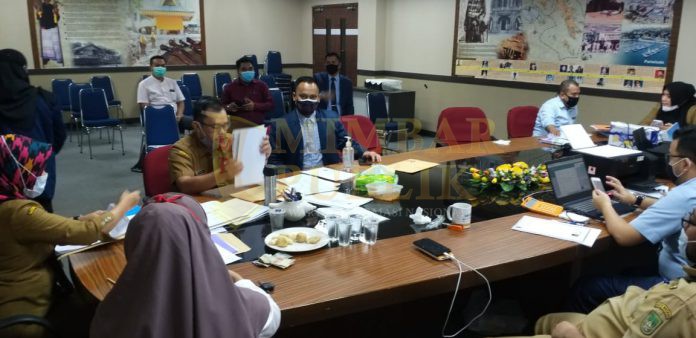 Dinas Kebudayaan dan Pariwisata (Disbudpar) Batam, PTSP, dan BP2RD Batam memverifikasi sejumlah hotel dan restoran di Batam calon penerima dana hibah dari Kementerian Pariwisata dan Ekonomi Kreatif (Kemenparekraf), di Kantor Disbudpar Kota Batam, Senin (9/11/2020). (Foto: Noni/mimbarpublik)
