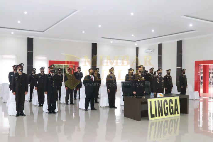 Polres Lingga mengikuti Upacara Ziarah Nasional secara Virtual di Gedung Endra dharma laksana Polres Lingga, Selasa (10/11/2020). (Foto: Ade/mimbarpublik)