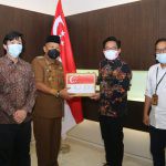 Singapura Bantu 500 Ribu Masker dan 60 Ribu Botol Hand Sanitizer Pjs Walikota Batam Syamsul Bahrum saat menerima bantuan masker | foto: humas