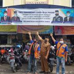 Dorong Semua Elemen Cegah Covid-19, Syamsul Ajak Jukir Batam Sosialisasikan Protokol Kesehatan Pjs Wali Kota Batam Syamsul Bahrum mengajak tukang parkir terapkan Prokes cegah covid-19 di Batam. / foto - mcb