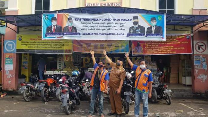 Pjs Wali Kota Batam Syamsul Bahrum mengajak tukang parkir terapkan Prokes cegah covid-19 di Batam. / foto - mcb Pjs Wali Kota Batam Syamsul Bahrum mengajak tukang parkir terapkan Prokes cegah covid-19 di Batam. / foto - mcb