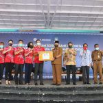 Syamsul Bahrum Ajak Semua Kalangan untuk Pakai Masker Pjs Wali Kota Batam saat menerima bantuan masker dari PSMTI dan Apindo Kota Batam, Provinsi Kepri. / foto - mcb