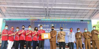 Syamsul Bahrum Ajak Semua Kalangan untuk Pakai Masker Pjs Wali Kota Batam saat menerima bantuan masker dari PSMTI dan Apindo Kota Batam, Provinsi Kepri. / foto - mcb