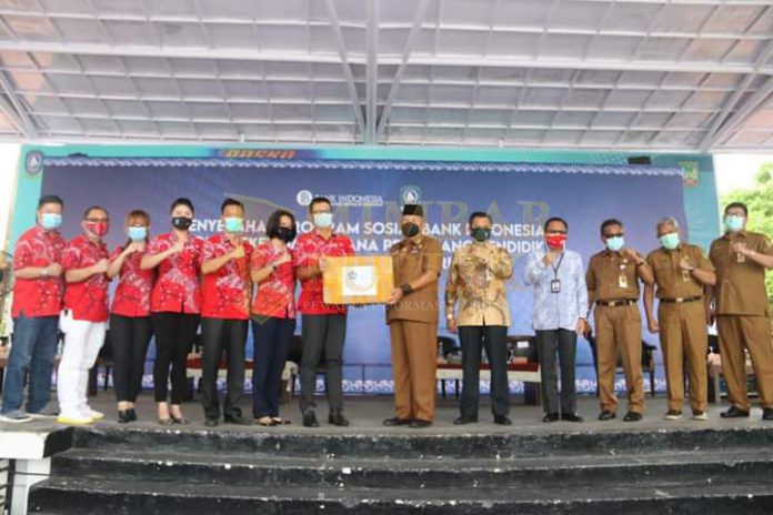 Pjs Wali Kota Batam saat menerima bantuan masker dari PSMTI dan Apindo Kota Batam, Provinsi Kepri. / foto - mcb Pjs Wali Kota Batam saat menerima bantuan masker dari PSMTI dan Apindo Kota Batam, Provinsi Kepri. / foto - mcb