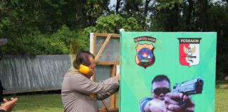 Pejabat Utama Polda Sumbar Adu Tangkas Menembak di HUT Brimob