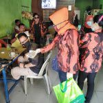 Srikandi Pemuda Pancasila Bagikan Masker Secara Serentak di 5 Kabupaten Kota Srikandi Pemuda Pancasila saat membagikan masker di warung kopi guna memutus mata rantai covid -19 | foto: Dok. Pemuda Pancasila