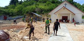 Bersama Masyarakat, Satgas Yonif 413 Kostrad Gelar Karya Bhakti di Gereja Kampung Gambut Bersama Masyarakat, Satgas Yonif 413 Kostrad Gelar Karya Bhakti di Gereja Kampung Gambut