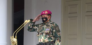 Negara Ini Dalam Ancaman Satu Jawabannya, Kerahkan Marinir!!! Kepala Staf Angkatan Laut (Kasal) Laksamana TNI Yudo Margono, S.E., M.M. saat memimpin upacara peringatan HUT ke-75 Korps Marinir di Markas Komando Korps Marinir