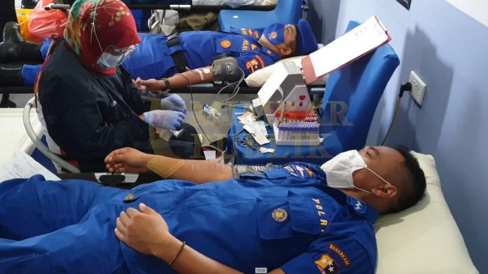 Personil yang sedang mengikuti Donor Darah dalam rangka Dirgahayu Korps Pol Airud Polri ke- 70 tahun 2020, Senin (16/11/20). (Foto: Humas)