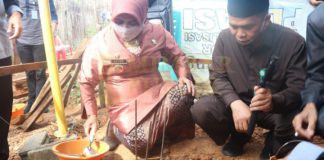 Baznas Salurkan Zakat ASN Pemko Tanjungpinang Untuk Bedah Rumah Walikota Tanjungpinang melakukan peletakan batu pertama