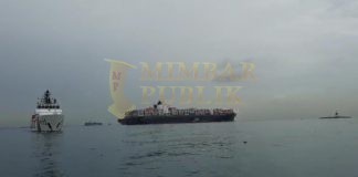 Kapal MV Tina 1 dalam Pengawasan KN Rantos – P 210 dan KN Sarotama – P 112 Kapal MV Tina 1 masih dalam pengawasan KN. Rantos - P.210 dan KN. Sarotama - P.112