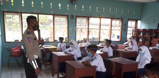 Satlantas Polres Lingga Sosialisasikan Kamseltibcar Lantas dan Prokes ke Pelajar Anggota Satlantas Brigadir Samsurizal