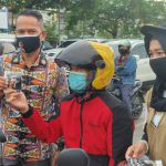 Dukung Gerakan 5 Juta Masker, Bawaslu Batam Bagikan Kepada Pengendara di Lampu Merah