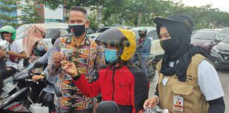 Dukung Gerakan 5 Juta Masker, Bawaslu Batam Bagikan Kepada Pengendara di Lampu Merah