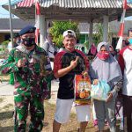 LPM Dan PKK Tanjung Uban Utara Bagi Sembako Kepada Lansia