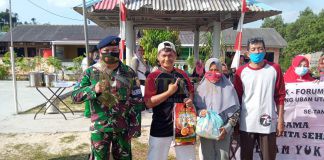 LPM Dan PKK Tanjung Uban Utara Bagi Sembako Kepada Lansia