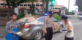 Polsek Batu Ampar Bagikan Paket Makanan Kepada Masyarakat Kurang Mampu