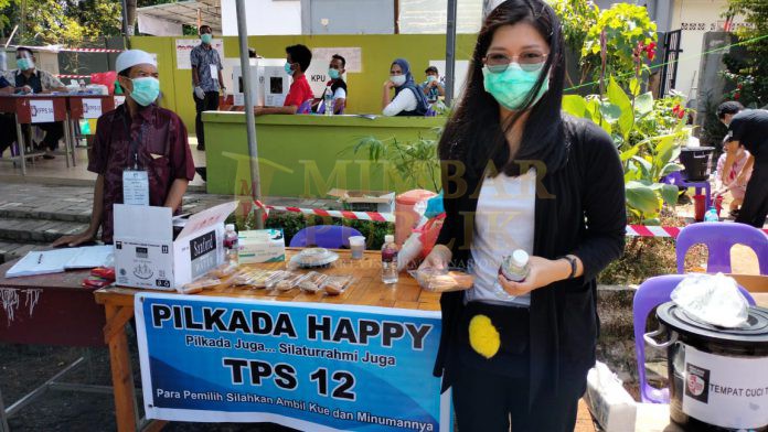 Salah satu warga yang mengikuti Pilkada di TPS 12, yang terletak di lingkungan RT08/RW04, Baloi Permai, Kota Batam, Kepulauan Riau, Rabu (09/12/2020). (Foto: Tata/mimbarpublik)