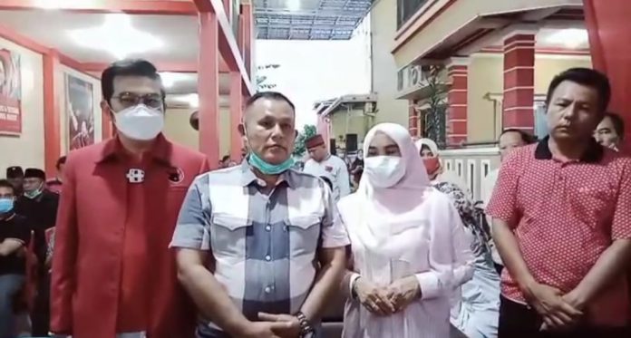 Nanang Ermanto dan istrinya, serta Wakil Ketua Bapillu DPD PDIP Provinsi Lampung, Dedy Chandra. (Foto: Istimewa)
