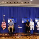 Live di Televisi Wakil Presiden AS dan Istri Terima Vaksin Covid-19