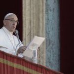 Paus Fransiscus Kunjungan Mendadak ke Tunawisma dan Orang Miskin di Roma yang Mendapat Vaksin di Vatikan