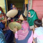 Dalam Kunjungannya Ketua GOW Lingga Memotivasi Para Pengrajin Tangan untuk Terus Berkreasi