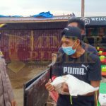 Polres Tanjab Barat Memberikan Bantuan Beras kepada Pedagang di WFC