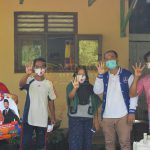 Serap Aspirasi Masyarakat Anna – Fritz Sapa Warga dari Pintu ke Pintu Foto : Fritz (jaket biru) saat menyapa masyarakat secara Door 2 Door Kirab Anna - Fritz.