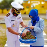 Peringati HUT Armada RI Ke-75, Lanal Ranai Tabur Bunga di Taman Makam Pahlawan