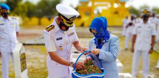 Peringati HUT Armada RI Ke-75, Lanal Ranai Tabur Bunga di Taman Makam Pahlawan