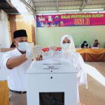 Bupati Lamsel Nanang dan Istri Nyoblos di TPS 01 Way Galih Bupati Lamsel Nanang dan Istri