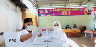 Bupati Lamsel Nanang dan Istri Nyoblos di TPS 01 Way Galih Bupati Lamsel Nanang dan Istri