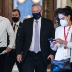 Pejabat Gedung Putih Didahulukan Vaksinasi Covid-19, Rakyat AS Belakangan Kepala staf White House Mark Meadows termasuk di antara orang-orang dalam tim Presiden Trump yang sebelumnya dinyatakan positif Covid-19 disuntik vaksin | Foto : Istimewa