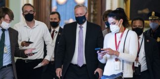 Pejabat Gedung Putih Didahulukan Vaksinasi Covid-19, Rakyat AS Belakangan Kepala staf White House Mark Meadows termasuk di antara orang-orang dalam tim Presiden Trump yang sebelumnya dinyatakan positif Covid-19 disuntik vaksin | Foto : Istimewa