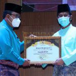 Malam Anugerah Batam Madani, Rudi Apresiasi Kerja Bersama Bangun Batam Wali Kota Batam memberikan piagam penghargaan kepada Polda Kepri