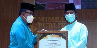 Malam Anugerah Batam Madani, Rudi Apresiasi Kerja Bersama Bangun Batam Wali Kota Batam memberikan piagam penghargaan kepada Polda Kepri