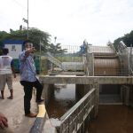 Rudi Cek Penyebab Banjir Simpang Kabil, Ini yang Akan Dilakukan Wali Kota Batam, Muhammad Rudi melakukan pengecekan lokasi banjir di Simpang Kabil, Batam