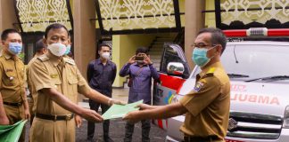Pairin “Bantuan Ambulance sebagai Peningkatan Pelayanan Masyarakat di Tengah Pandemi Covid-19” Achmad Pairin menyerahkan 5 (lima) unit Mobil Ambulance secara simbolis untuk 5 kecamatan Kota Metro