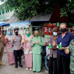 Hari Ibu Ke-92, Persit Bagikan Masker dan Sabun ke Metro Selatan