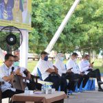 Khusus Hinterland, Belajar Tatap Muka Dimulai 4 Januari Amsakar Achmad memimpin pertemuan dengan kepala sekolah dan guru hinterland di panggung utama Dataran Engku Putri, Batam.