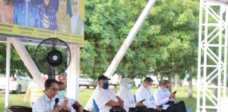 Khusus Hinterland, Belajar Tatap Muka Dimulai 4 Januari Amsakar Achmad memimpin pertemuan dengan kepala sekolah dan guru hinterland di panggung utama Dataran Engku Putri, Batam.