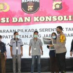 Organisasi Pers Tanjabbar Terima “Reward” atas Partisipasi Peningkatan Disiplin Prokes Covid-19 Waka Polres Tanjabbar Kompol Alhajat serahkan piagam penghargaan