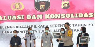 Organisasi Pers Tanjabbar Terima “Reward” atas Partisipasi Peningkatan Disiplin Prokes Covid-19 Waka Polres Tanjabbar Kompol Alhajat serahkan piagam penghargaan