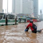Hujan Deras Mengguyur Jakarta, Sungai Ciliwung Meluap 34 RT Banjir