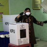 Risma Wali Kota Surabaya Sudah Melakukan Pencoblosan