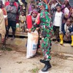 Paniai Banjir Bandang, Prajurit TNI Babinsa Salurkan Bansos