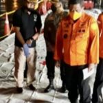 Kabasarnas Serahkan Serpihan Pesawat yang Diduga Pesawat Sriwijaya SJ 182 ke DVI