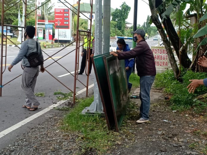 Polda DIY menurunkan atribut FPI