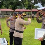 Enam Anggota Kepolisian Mendapatkan Penghargaan dari Kapolres Wajo Kapolres Wajo memberikan penghargaan kepada enam personel Sat Lantas Polres Wajo